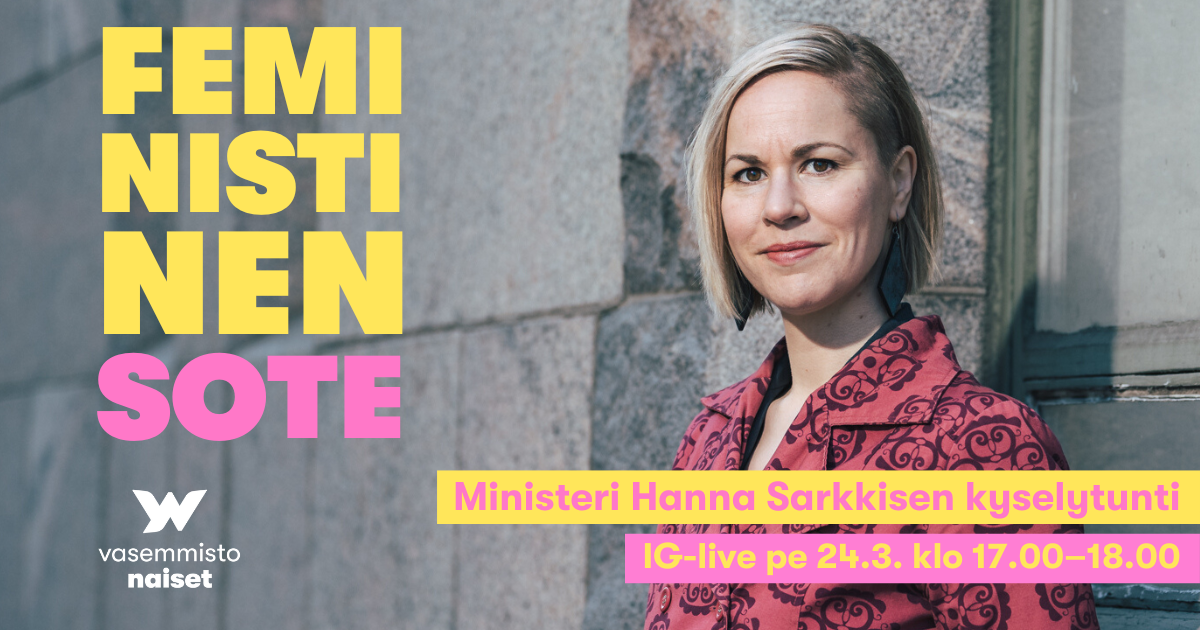 Hanna Sarkkinen seisoo kiviseinän edessä ja katsoo kameraan. Hänellä on vaaleat lyhyet hiukset ja punertava kuviollinen takki. Kuvassa lukee "feministinen sote", "ministeri Hanna Sarkkisen kyselytunti" ja "IG-live pe 24.3. klo 17.00-18.00".